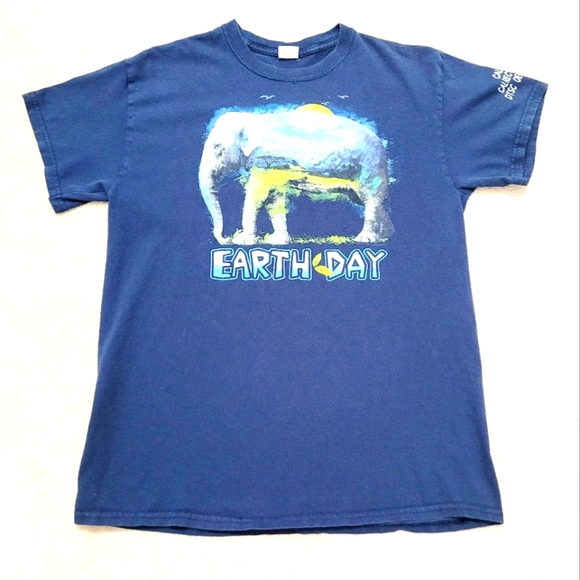 Gildan Earth Day T-Shirt Medium Blue Elephant Nature Graphic Tee 100% Cotton - Picture 1 of 9